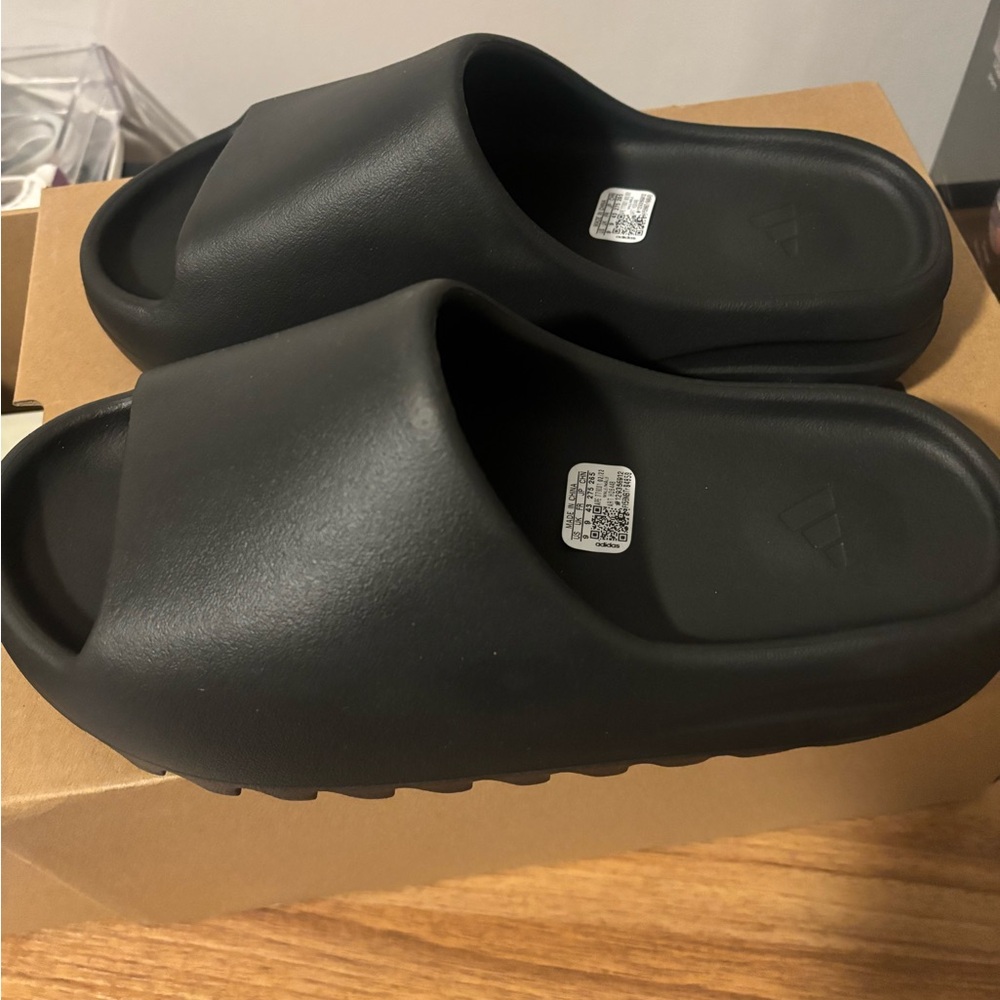 Men’s Size 9 adidas Yeezy Black (onyx) Slide Sandals